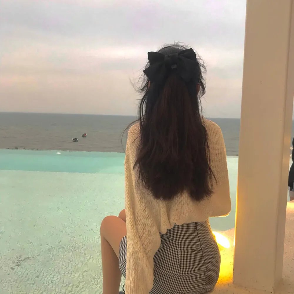 与一位女士合影